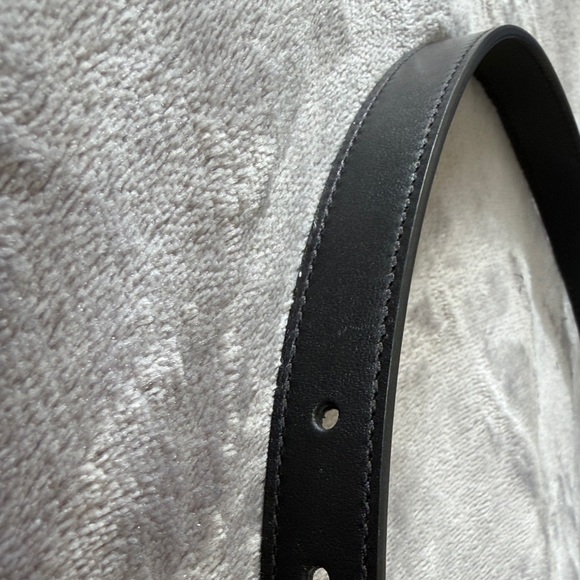 Elegant Black Gucci Leather Belt with Gold Buckle - Picture 3 of 3